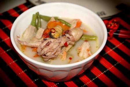 Кокосовый суп с тунцом и морепродуктами