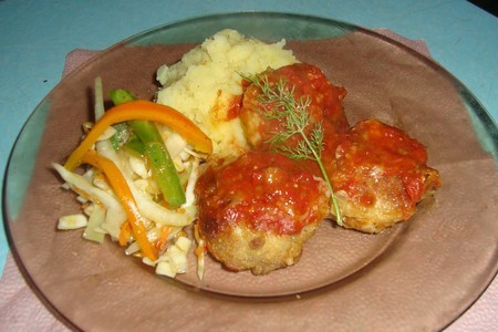 Фото к рецепту: Запеченные куриные котлетки в соусе под сыром с гарниром из овощей