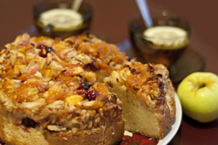 Фото к рецепту: Яблочно-клюквенный пирог с орехами