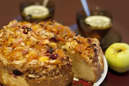 Яблочно-клюквенный пирог с орехами