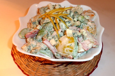 Фото к рецепту: Салат "прощай, лето", самый простой, с сырно-сметанной заправкой