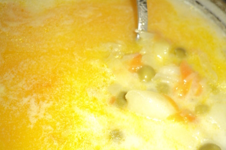 Фото к рецепту: Сырный суп с зеленым горошком