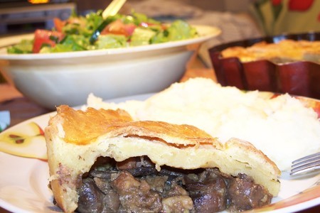 Фото к рецепту: Английский пирог с говядиной, почками и грибами ("english steak &amp; kidney pie").