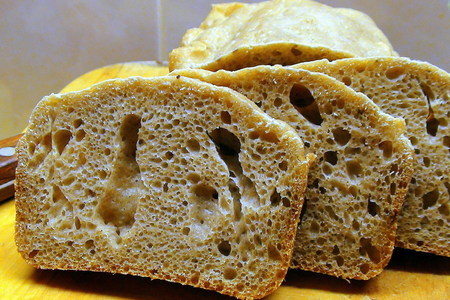 Ароматный домашний хлеб из цельнозерновой муки с сухими травами.