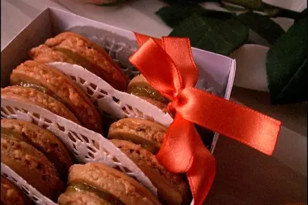 Макарон с апельсиновым джемом