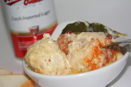 Тефтели с яйцами всмятку и сыром в молочном соусе.