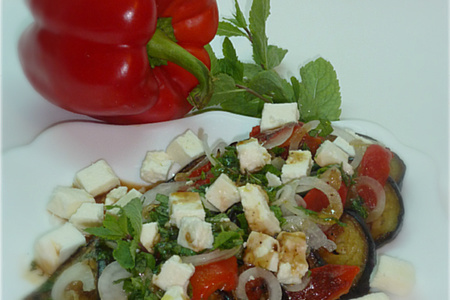 Фото к рецепту: Салат из баклажанов и печеного перца с соусом "наршараб", невероятно вкусный