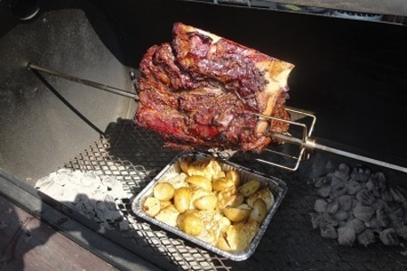 Фото к рецепту: Кусочек мяса на вертеле с картошкой и капустой