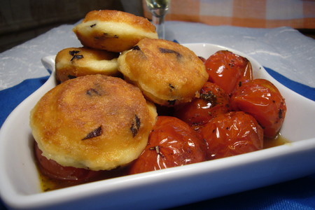 Сырные шарики с печёнными помидорами черри.