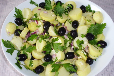 Фото к рецепту: Картофельный салат с маслинами (дуэль)