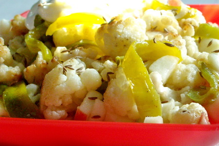 Фото к рецепту: Салат из цветной капусты и печеного перца