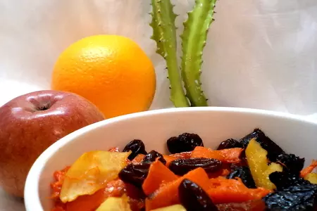 Тыква запеченная с яблоками и сухофруктами .