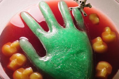 Фото к рецепту: Кровавый  пунш  для  хэллоуина    " замёрзшая   рука  монстра"