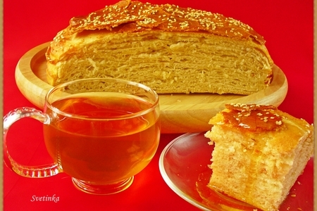 Фото к рецепту: Йеменская слоеная лепешка с мёдом bint al sahn  (дочь тарелки)