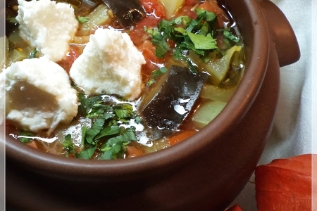 Фото к рецепту: Парижская буренка в овощном супе из трех пасленов