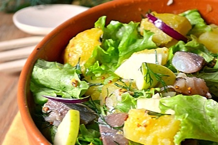 Салат с копченой скумбрией и печеным картофелем