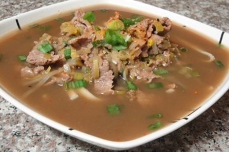 Фото к рецепту: Японский мясной суп с пастой