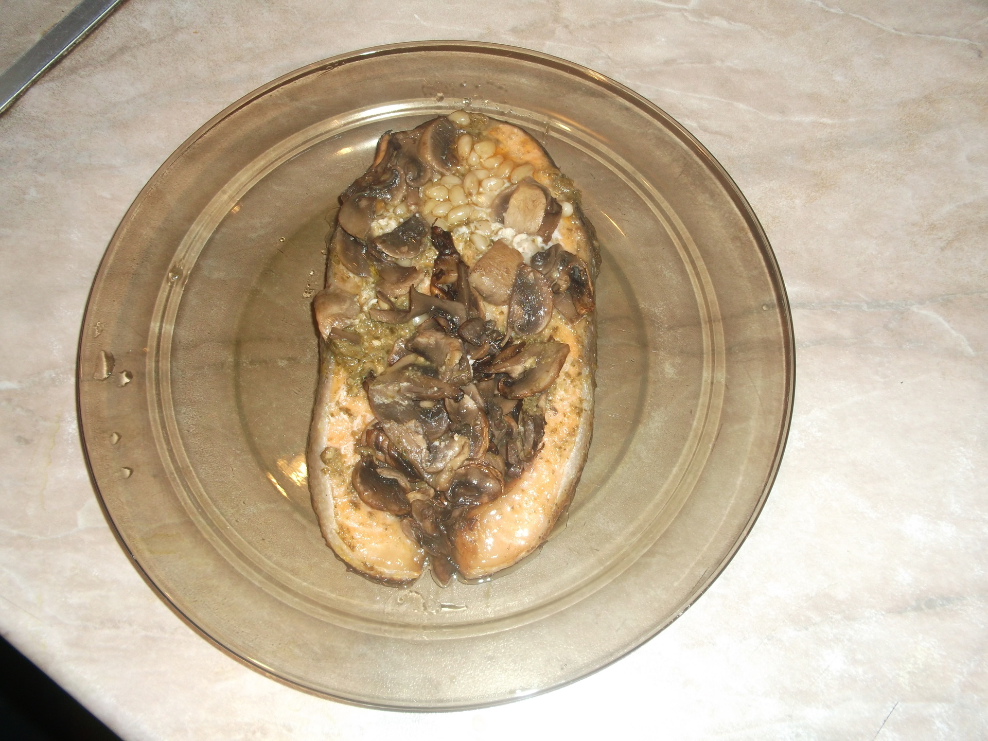 Рецепт: Лосось запеченный в фольге - с кедровыми орешками
