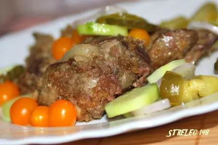 Утиная печень в картофельных хлопьях и в маринаде.