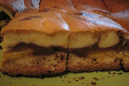 Фото к рецепту: Творожный пирог с апельсинами и шоколадом.