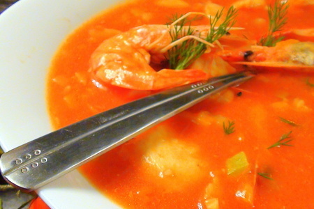 Томатный суп с треской и тигровыми креветками.
