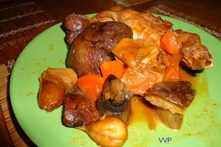 Фото к рецепту: Кролик с грибами,морковкой и чесноком