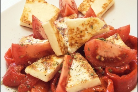Фото к рецепту: Салат из запечённых перцев  и жареного адыгейского сыра