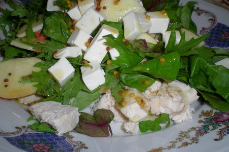 Фото к рецепту: Салат с фетаксой, курицей и сладкой заправкой
