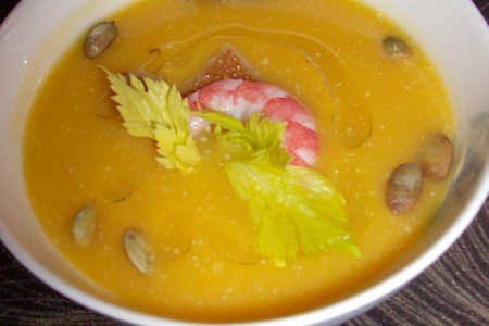 Крем-суп из тыквы, креветок и тыквенных семечек