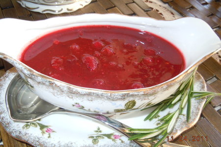 Фото к рецепту: Традиционный соус из клюквы  granberries к индюшке  ко дню благодарения.