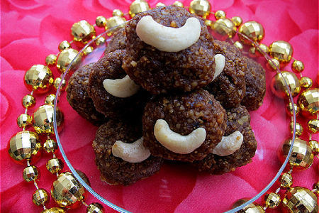 Фото к рецепту: Ладду - восточная сладость из нутовой муки , для  тонечки (alyakeyk)