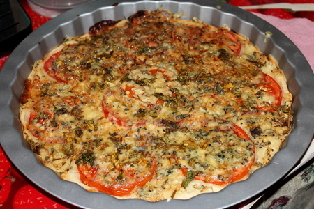 Пицца с голубым сыром, помидорами и зеленью