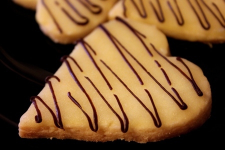 Фото к рецепту: Нежное печенье с маракуйевой глазурью и шоколадно-кофейным ганашем