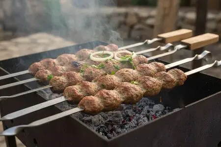 Люля-кебаб на шампурах на мангале